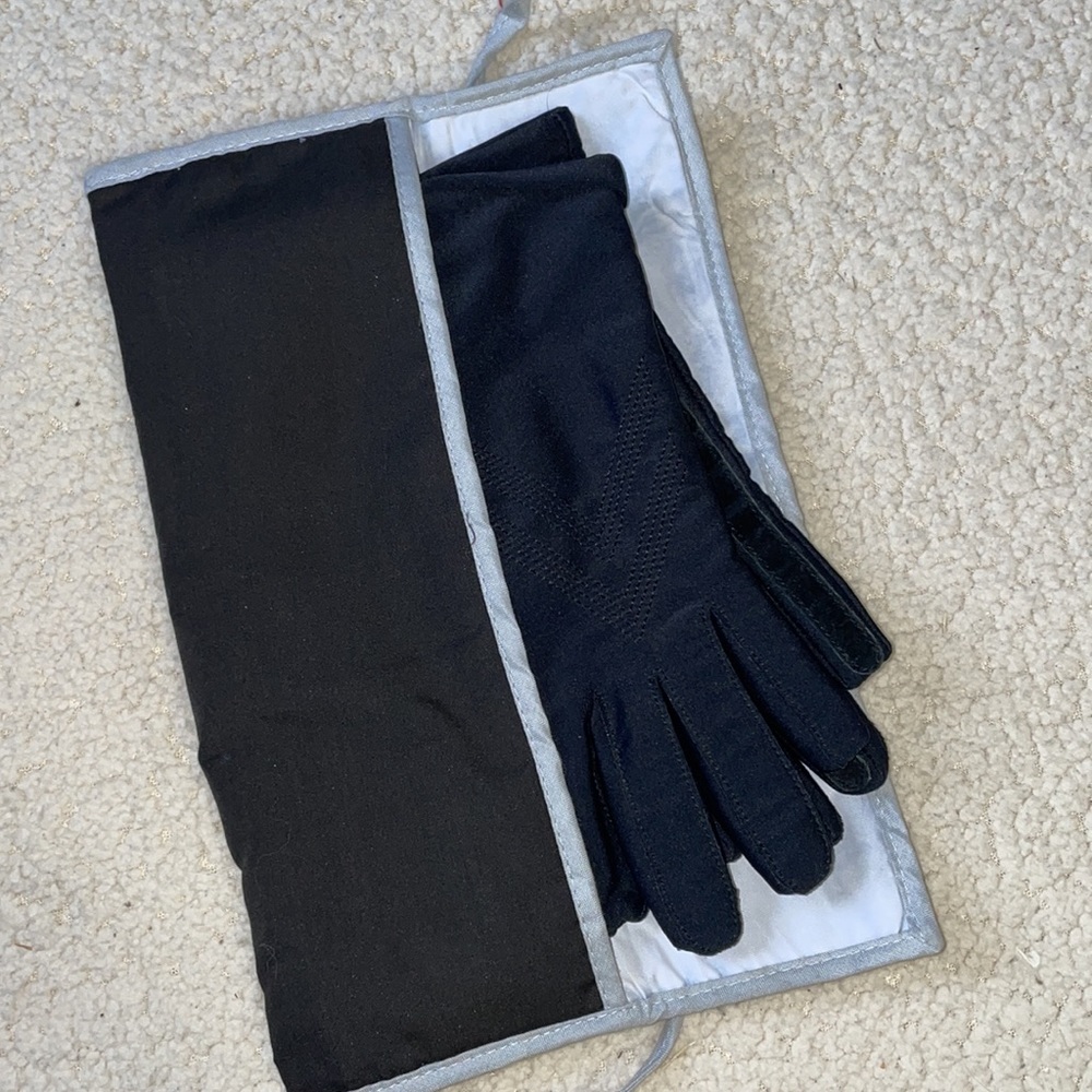 Isotoner ladies soft gloves with case